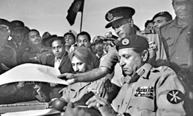 https://www.hindi.awazthevoice.in/upload/news/167118358601_Pakistani_commander_Lt_Gen_A_K_Niazi_signing_the_surrender_docuiment_in_Dhaka.jpg