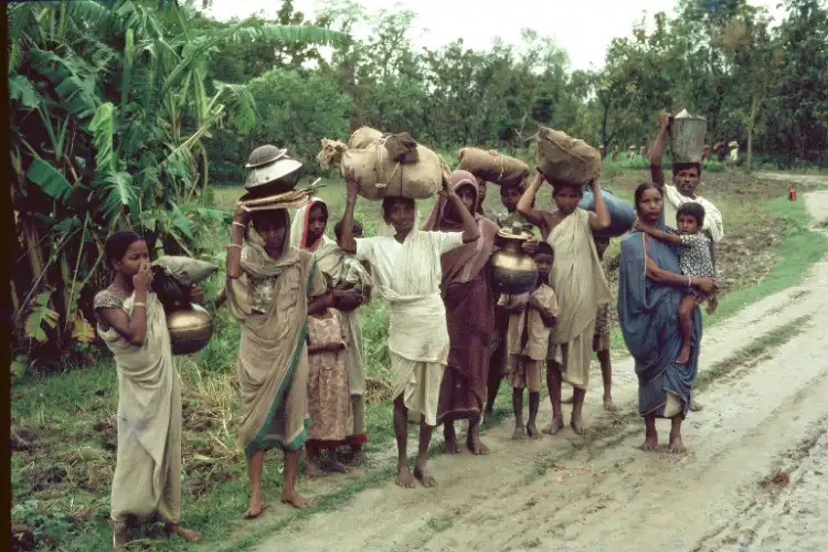 1971 में पूर्वी पाकिस्तान के लोग भारत के रास्ते में (सभी तस्वीरें सौजन्यः बांग्लादेश का मुक्ति युद्ध संग्रहालय)