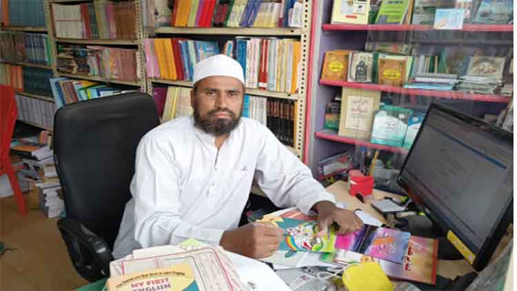 https://www.hindi.awazthevoice.in/upload/news/167188192403_Abdul_Qayoom_Mirza_in_his_book_shop.jpg