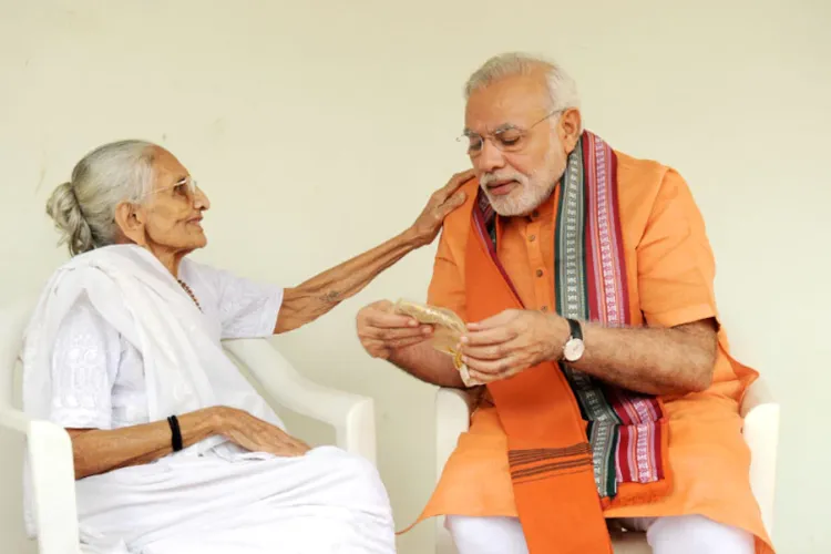पीएम नरेंद्र मोदी और मां हीराबेन की निकटता की कहानी, तस्वीरों की जुबानी