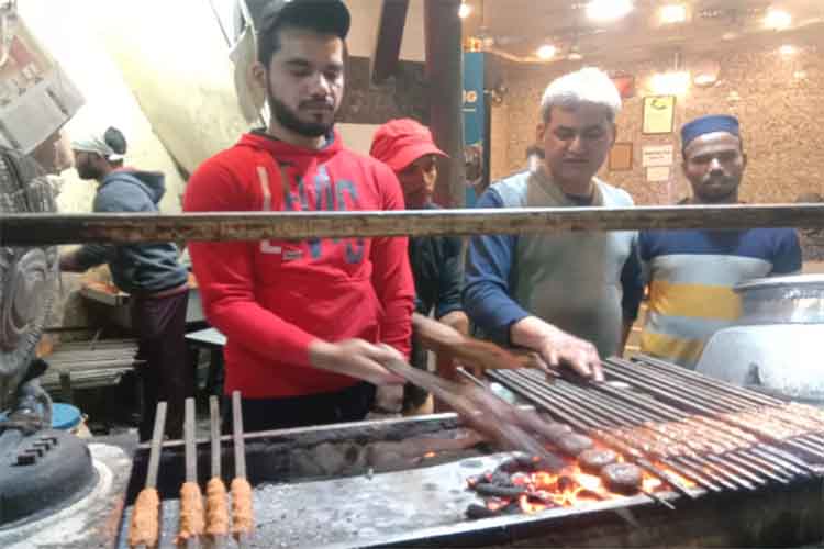 सिर्फ शायरी ही नहीं दिल्ली में कबाब के लिए भी मशहूर हैं गालिब