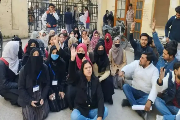ड्रेस कोड के बावजूद बुर्का में पहुँचीं मुस्लिम छात्राएँ