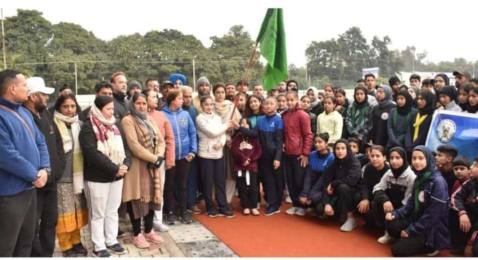 सबसे कम उम्र के एथलीट ने जम्मू-कश्मीर के खेलो इंडिया दल को झंडी दिखाकर रवाना किया 