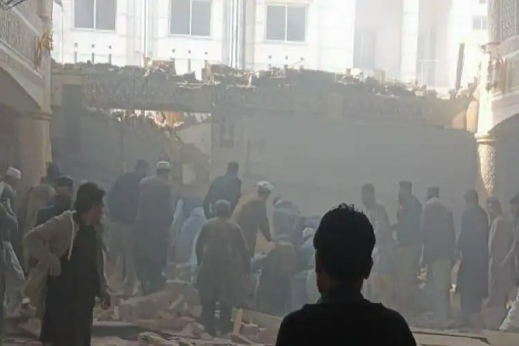पाकिस्तान में फिदायीन हमला, 17 पुलिसकर्मियों की मौत, पेशावर पुलिस लाइन्स की मस्जिद के अंदर हुआ धमाका