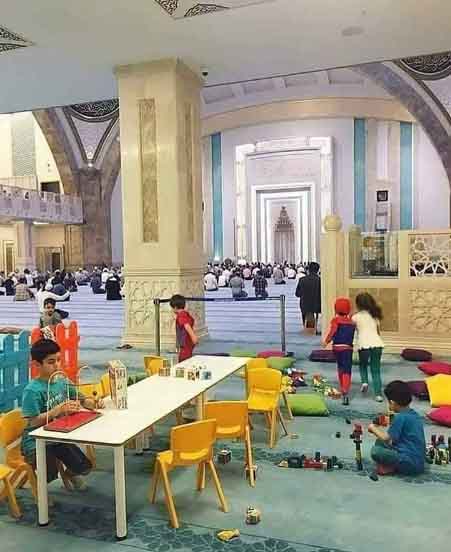 https://www.hindi.awazthevoice.in/upload/news/167542570309_Child-friendly_mosque_parents_offer_namaz,_children_play_with_toys_2.jpg
