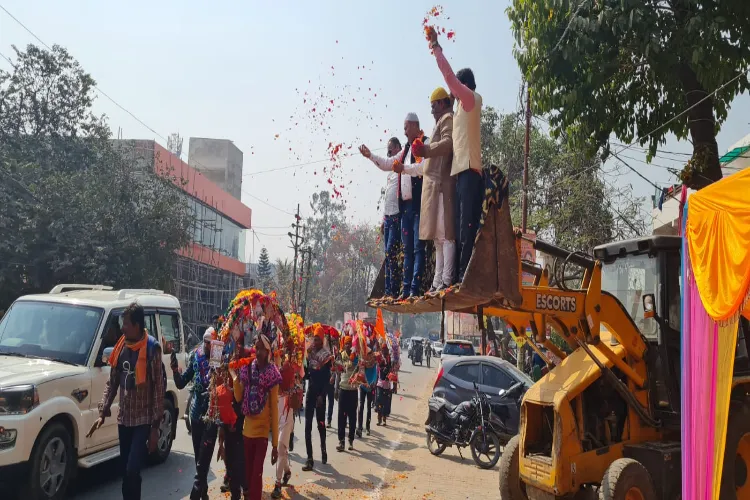  कांवड़ियों पर मुस्लिमों ने बुलडोजर से बरसाए फूल