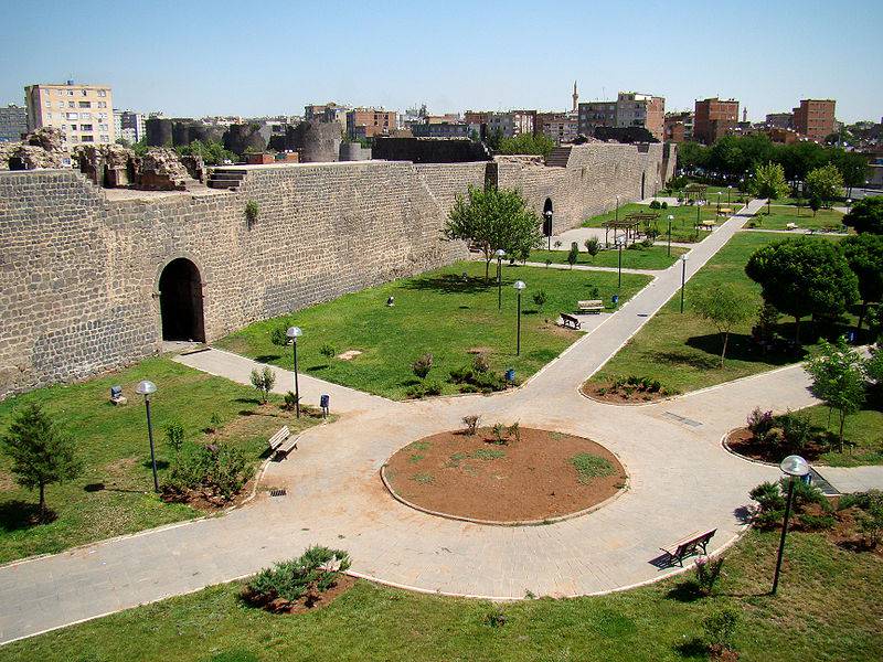 https://www.hindi.awazthevoice.in/upload/news/167655337810_Diyarbakir_is_the_stronghold_of_the_Kurds_in_Turkey,_the_strong_basalt_walls_tell_the_story_of_the_break-up_of_this_fort_3.jfif