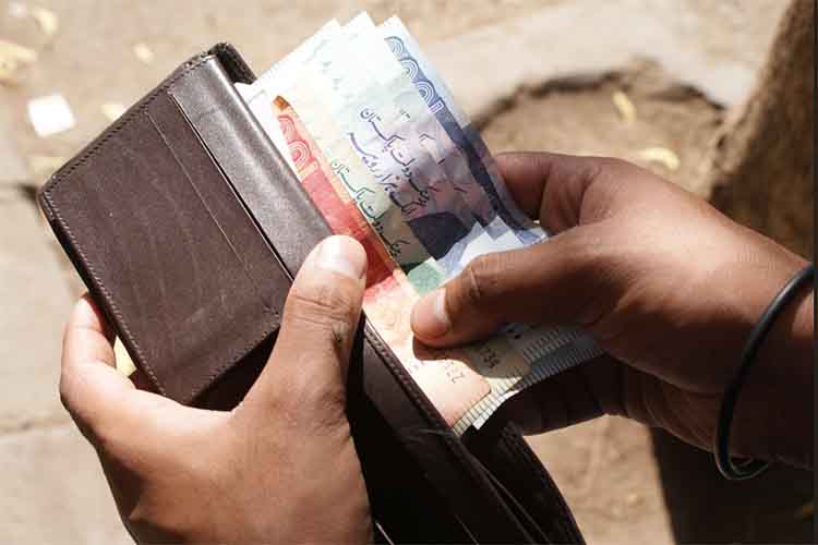 पाकिस्तान डिफॉल्ट के कगार पर, चालू खाता घाटा 90 फीसदी बढ़ा