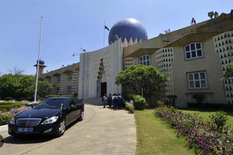 पाकिस्तान अपने विदेशी दूतावासों में कर्मचारियों की संख्या कम करेगा