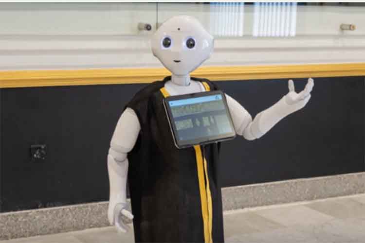 सऊदी अरबः पवित्र काबा में 11 भाषाओं वाला रोबोट जायरीन को देगा जानकारी