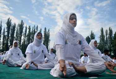 https://www.hindi.awazthevoice.in/upload/news/167760500001_yoga_in_islamic_countries_6.jpg