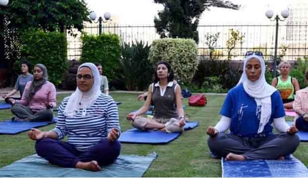 https://www.hindi.awazthevoice.in/upload/news/167760502401_yoga_in_islamic_countries_7.jpg
