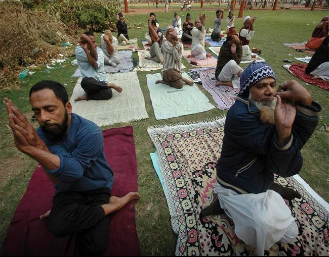 https://www.hindi.awazthevoice.in/upload/news/167760504501_yoga_in_islamic_countries_9.jpg