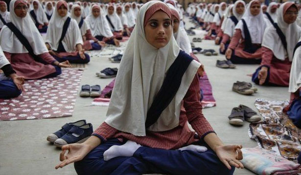https://www.hindi.awazthevoice.in/upload/news/167760507501_yoga_in_islamic_countries_11.jpg