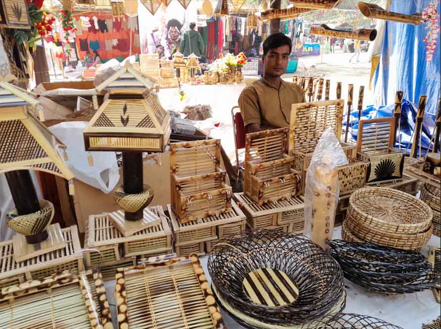 https://www.hindi.awazthevoice.in/upload/news/167783571901_Indian_craftsmen_bamboo_art_learned_from_neighbor,_now_Ajat_Ali_makes_unique_bamboo_artefacts_2.jpg