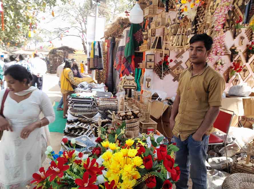 https://www.hindi.awazthevoice.in/upload/news/167783574001_Indian_craftsmen_bamboo_art_learned_from_neighbor,_now_Ajat_Ali_makes_unique_bamboo_artefacts_3.jpg