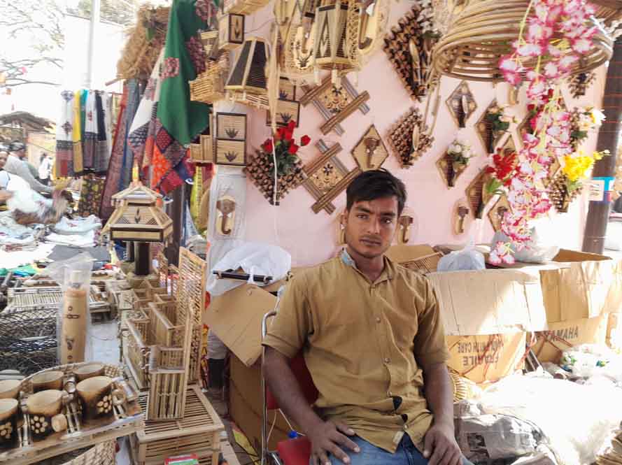https://www.hindi.awazthevoice.in/upload/news/167783576801_Indian_craftsmen_bamboo_art_learned_from_neighbor,_now_Ajat_Ali_makes_unique_bamboo_artefacts_4.jpg