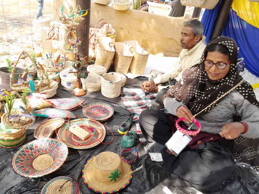 https://www.hindi.awazthevoice.in/upload/news/167783905002_Indian_craftmen_Siki_artist_Najda_Khatoon_learned_from_her_grandmother_to_make_grass_a_weapon_2.jpg