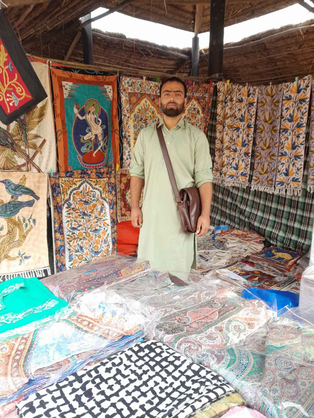 https://www.hindi.awazthevoice.in/upload/news/167835870501_Indian_craftmen_IT_Professional_Humayun_Khan_took_up_the_ancestral_work_of_embroidery,_gave_employment_to_250_artists_2.jpg