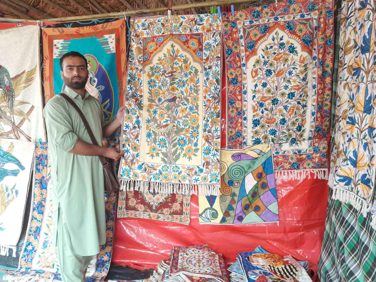 https://www.hindi.awazthevoice.in/upload/news/167835873801_Indian_craftmen_IT_Professional_Humayun_Khan_took_up_the_ancestral_work_of_embroidery,_gave_employment_to_250_artists_3.jpg