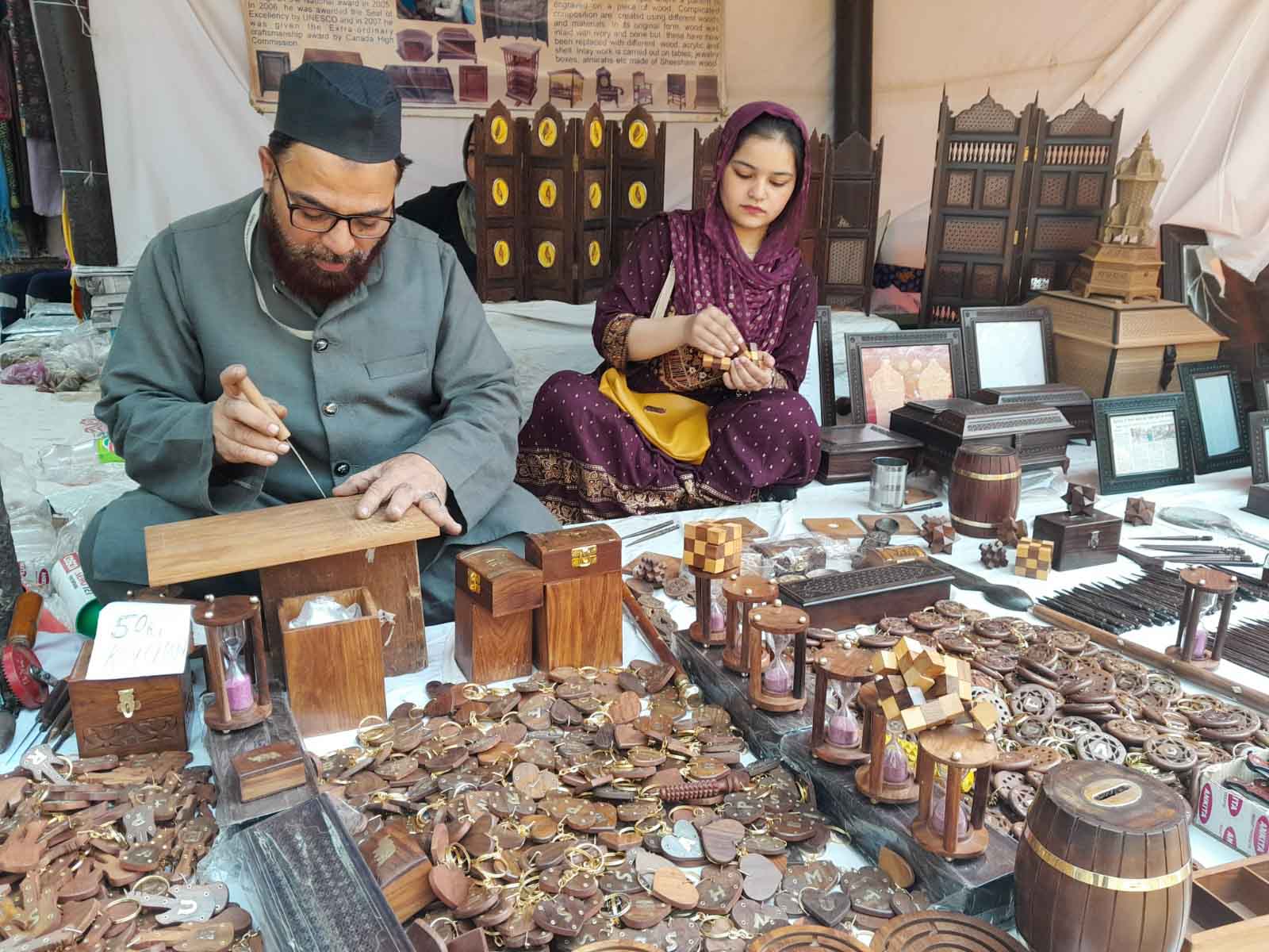 https://www.hindi.awazthevoice.in/upload/news/167836043102_Indian_craftmen_Mohd_Matlub_filled_the_chillum,_massaged,_then_became_a_craftsman,_many_diplomats_are_admirers_of_his_art_2.jpg