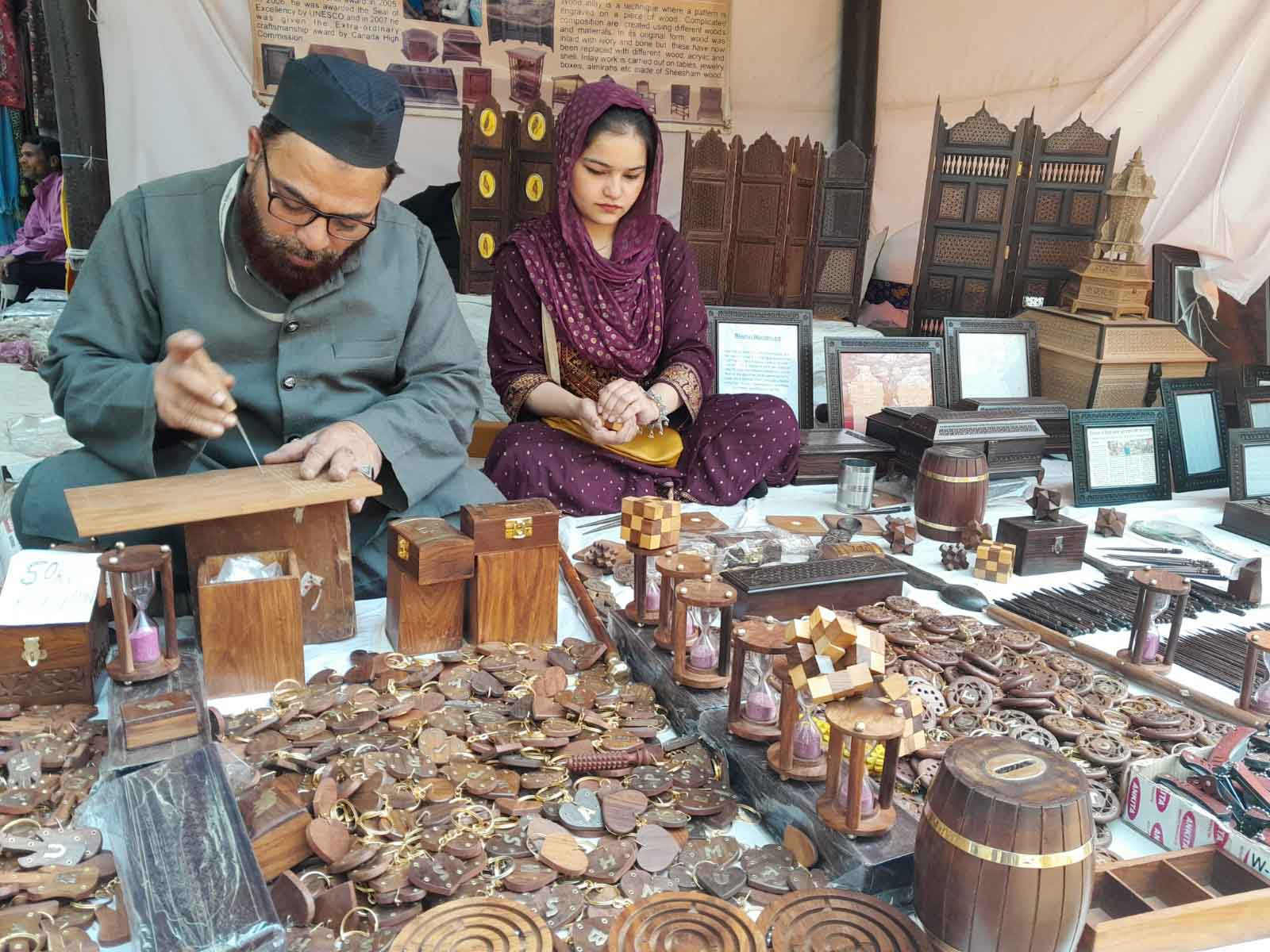 https://www.hindi.awazthevoice.in/upload/news/167836045802_Indian_craftmen_Mohd_Matlub_filled_the_chillum,_massaged,_then_became_a_craftsman,_many_diplomats_are_admirers_of_his_art_3.jpg
