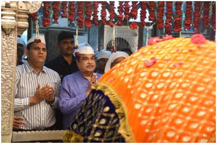 नागपुर के वाकी में संत ताजुद्दीन बाबा के सालाना उर्स में शामिल हुए केंद्रीय मंत्री नितिन गडकरी 