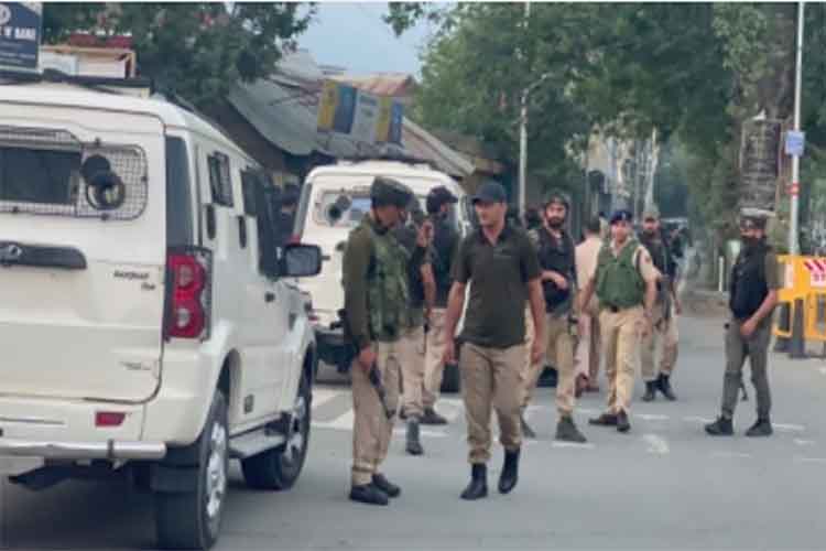 जम्मू-कश्मीर: पुलिस ने आतंकवादी गतिविधियों में शामिल शख्स का घर किया कुर्क