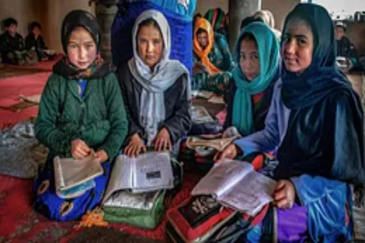 अफगान परिवारों ने तालिबान से कक्षा 6 से ऊपर की लड़कियों के लिए स्कूल फिर से खोलने की लगाई गुहार