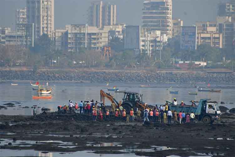 राज ठाकरे की धमकी के बीएमसी ने गिराई 'अवैध दरगाह'