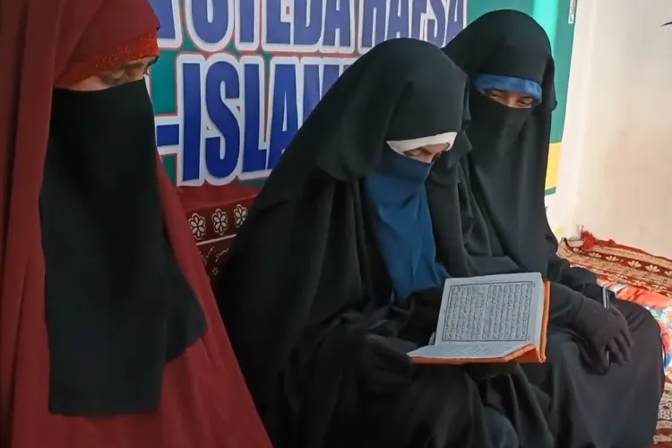 कश्मीर की सलीमा ने पवित्र कुरान को हिफ्ज करके लिखा, प्रतिकात्मक तस्वीर