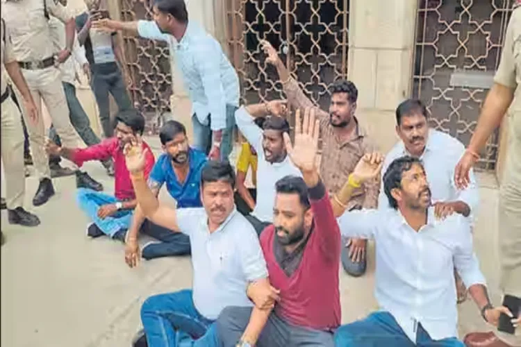 हैदराबाद के उस्मानिया विश्वविद्यालय के छात्रों ने टीएसपीएससी पेपर लीक के विरोध में किया प्रदर्शन, कई छात्र नेता हिरासत में