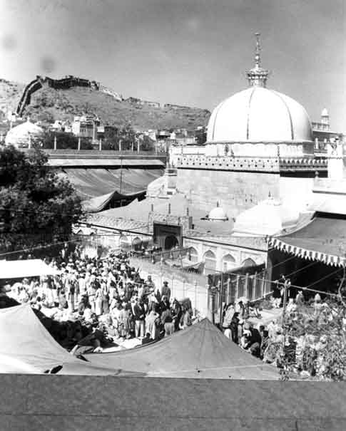https://www.hindi.awazthevoice.in/upload/news/167974723207_Role_of_Ajmer_Dargah_in_Indian_Freedom_Struggle_1.jpg