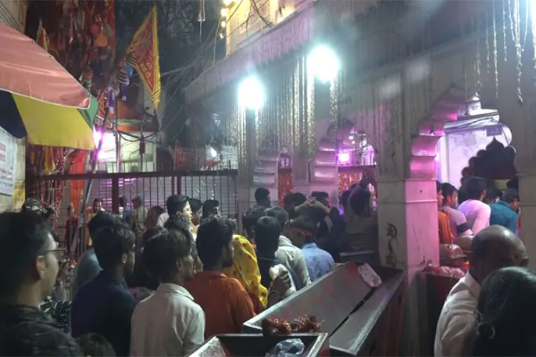 रामनवमीः दिल्ली के छतरपुर, कालकाजी मंदिर में पूजा-अर्चना को भक्तों की भीड़ 