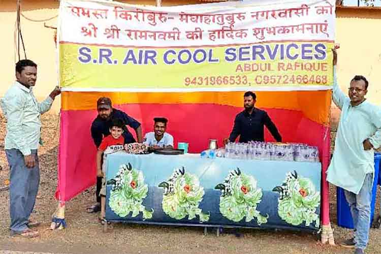 रामनवमीः मस्जिद समिति और मुस्लिम व्यापारी ने राम भक्तों में किया जल वितरण