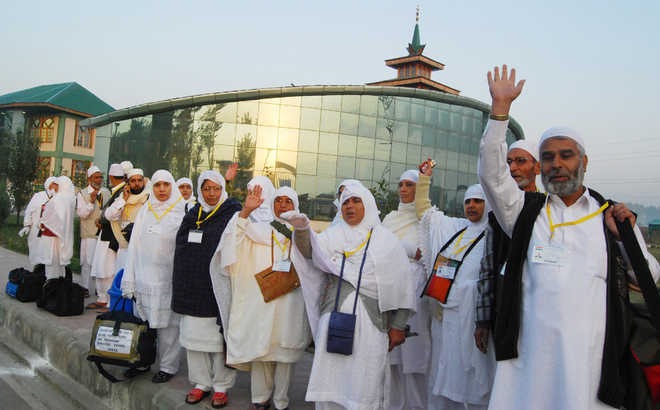 https://www.hindi.awazthevoice.in/upload/news/168052295102_Women_and_men_pilgrims_from_Kashmuir_at_Hajj_House_(File).jpeg