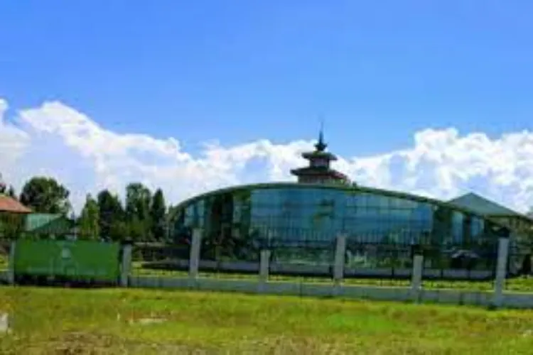 https://www.hindi.awazthevoice.in/upload/news/168052298002_The_Hajj_House_at_Bemina,_Srinagar.webp