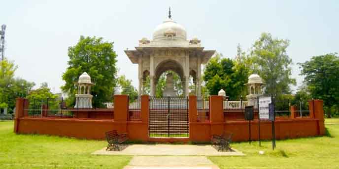 https://www.hindi.awazthevoice.in/upload/news/168069037701_Begum_Hazrat_Mahal_Park_Lucknow.jpg