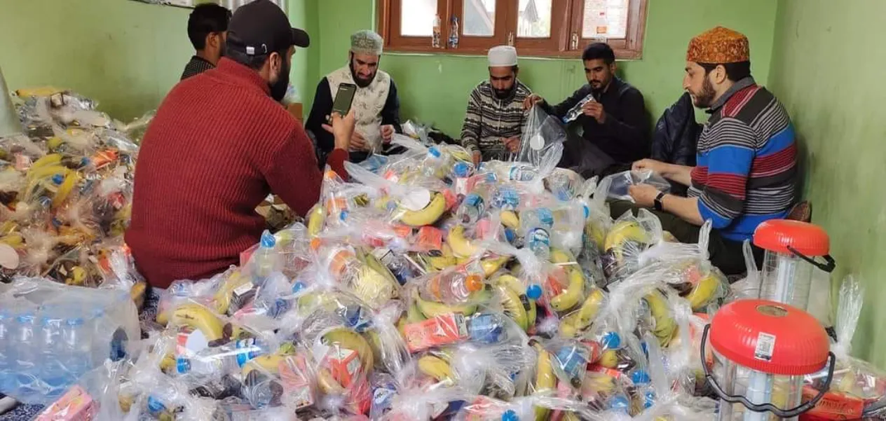 कश्मीर : एसकेआईएमएस मिशन रमजान मूड में, रोजाना 1800 लोगों में बांट रहा है इफ्तार और सहरी 