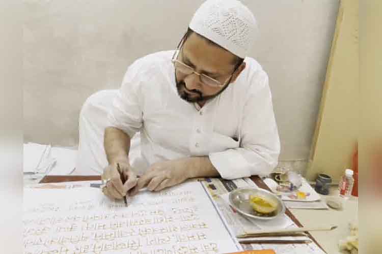वाराणसीः साड़ी व्यापारी हाजी इरशाद अली ने कपड़े पर लिखी भगवद गीता