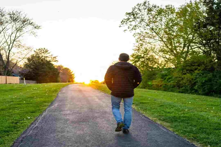 निरोगी काया: चहलक़दमी सबसे आसान व्यायाम, पैदल चलने से पूरा शरीर रहेगा स्वस्थ