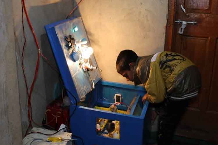 जम्मू-कश्मीरः कुलगाम के 10 साल के मोमिन इशाक ने बनाया सस्ता एग इनक्यूबेटर