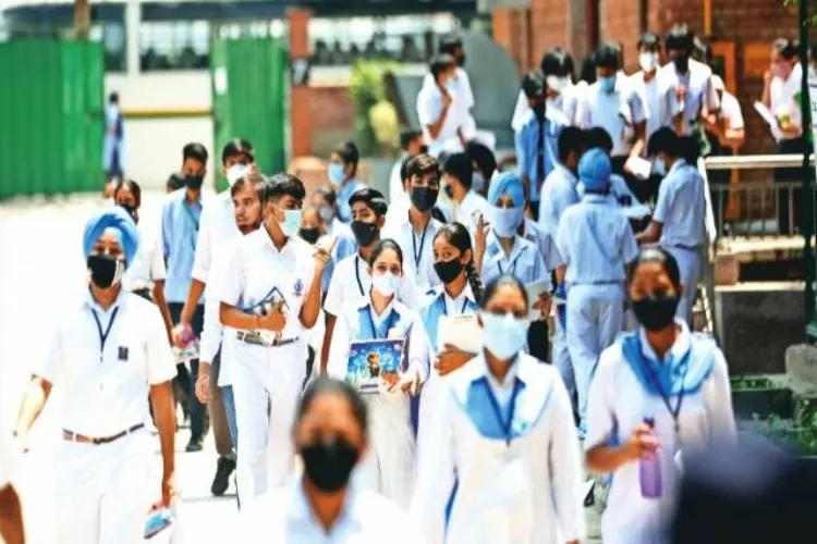 नोएडा में बिना मास्क के स्कूल-ऑफिस में प्रवेश बंद