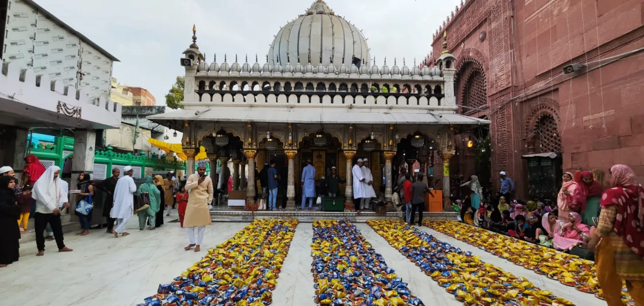 निजामुद्दीन दरगाह, जहां हर शाम सजता है दस्तरखान, सभी धर्म के लोग होते हैं शामिल