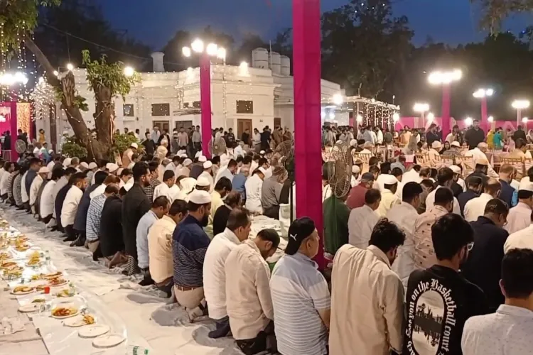 https://www.hindi.awazthevoice.in/upload/news/168198402307_Iftar_party_of_AMU_Old_Boys_Association_Another_example_of_Ganga_Jamuni_civilization_2.webp