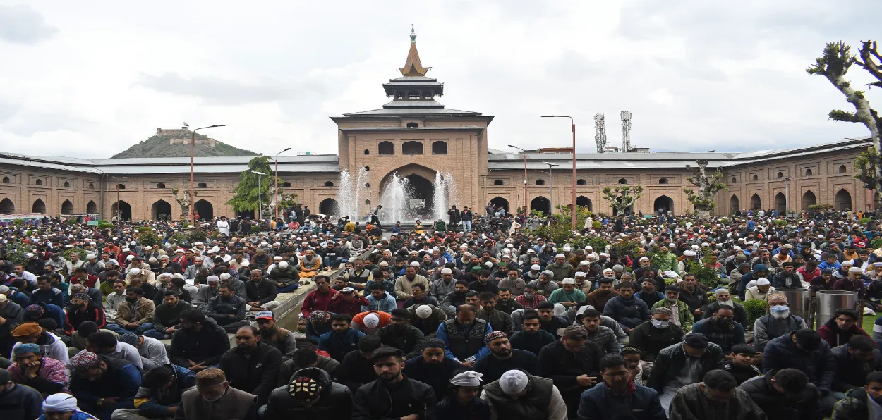 श्रीनगर की जामा मस्जिद में जुमा-उल-विदा पर नमाज अदा करते मुसलमान. (बासित जरगर)