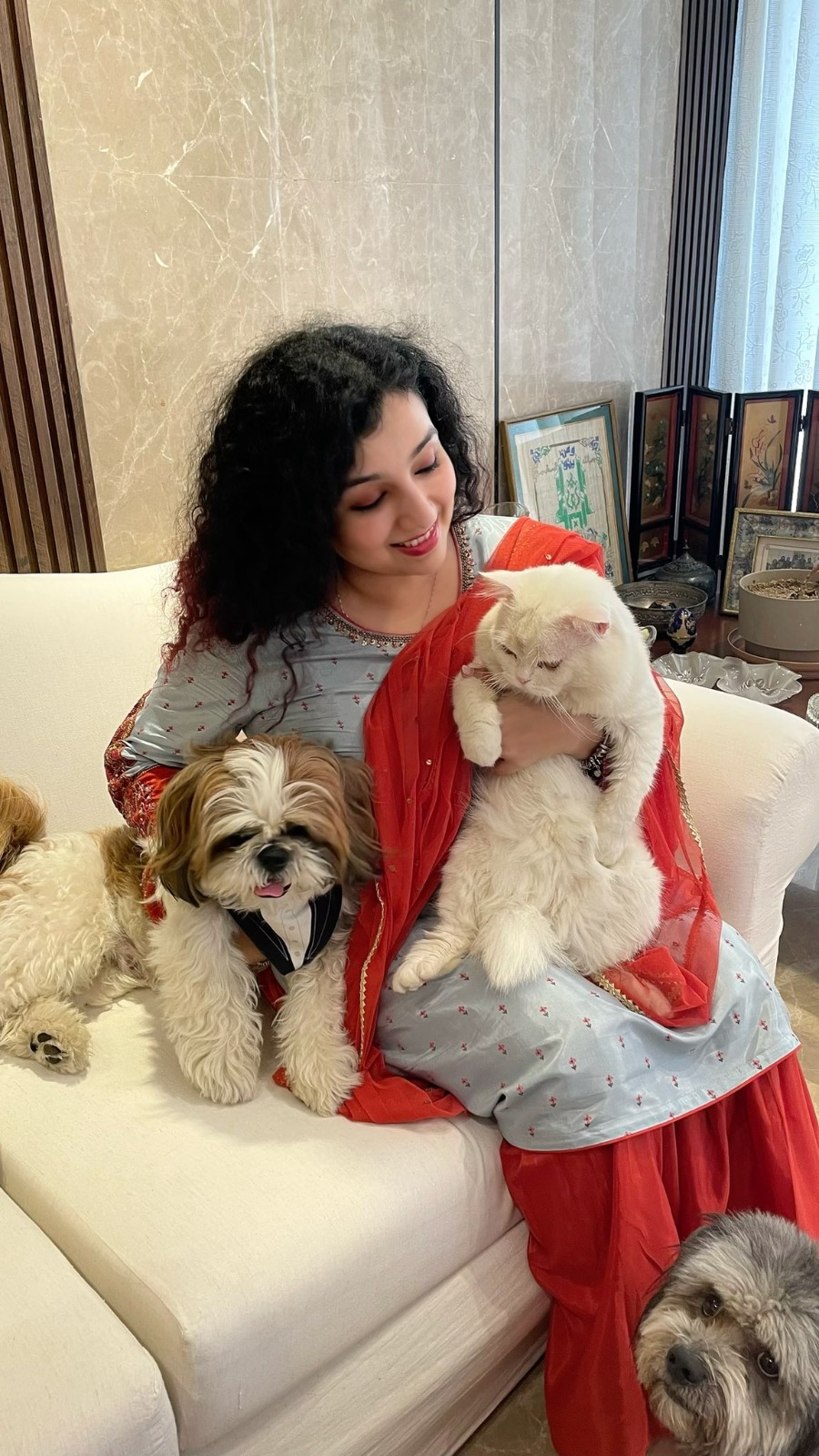 https://www.hindi.awazthevoice.in/upload/news/168268087704_Hana_with_her_pet_babies.jpg