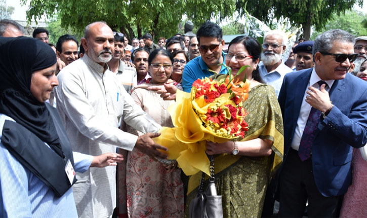 https://www.hindi.awazthevoice.in/upload/news/168310800702_ALL_MY_STUDENTS_TO_BE_PATRIOTIC_AND_CONTRIBUTE_TO_NATION_BUILDING,__JAMIA’s_FIRST_WOMAN_VICE_CHANCELLOR,_PROFESSOR_NAJMA_AKHTAR_6.jpg