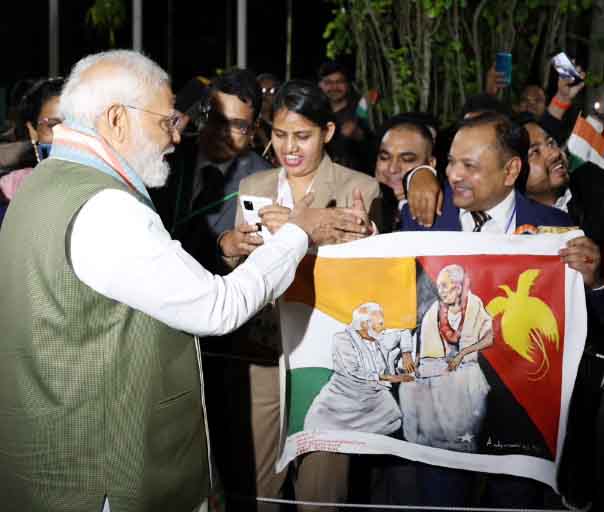 https://www.hindi.awazthevoice.in/upload/news/168467660502_Papua_New_Guinea's_PM_breaks_protocol_and_touches_PM_Modi's_feet,_warmly_welcomed_3.jpg