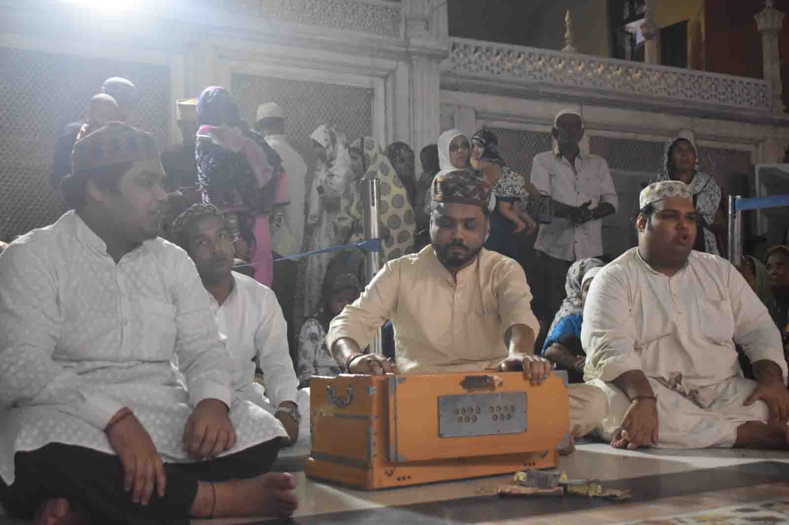 https://www.hindi.awazthevoice.in/upload/news/168528096202_Meet_the_family_that_has_been_hosting_Qawwali_gatherings_at_Nizamuddin_Dargah_for_75_years_4.jpg